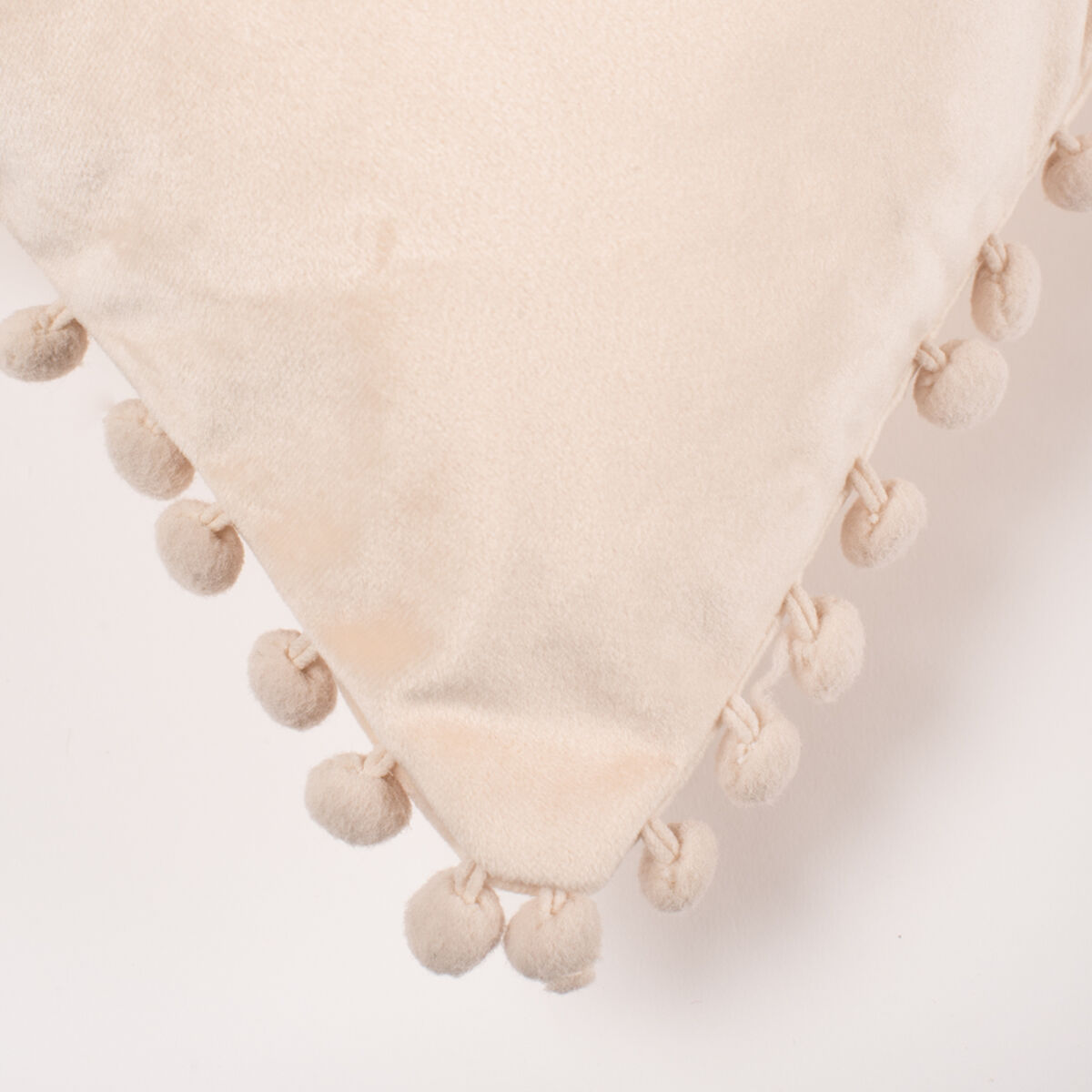 Cojín Velvet con Pompones Crema 45 x 45 cm