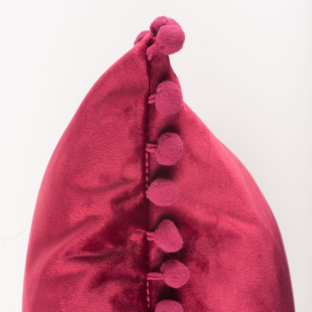 Cojín Velvet con Pompones Cherry 45 x 45 cm